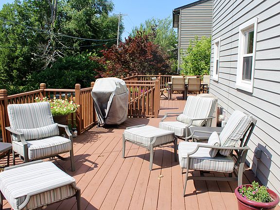 Lg deck along back of house