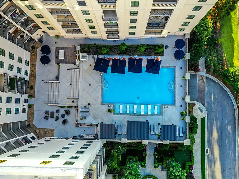 92 West Paces Luxury Apartments — Photo 36