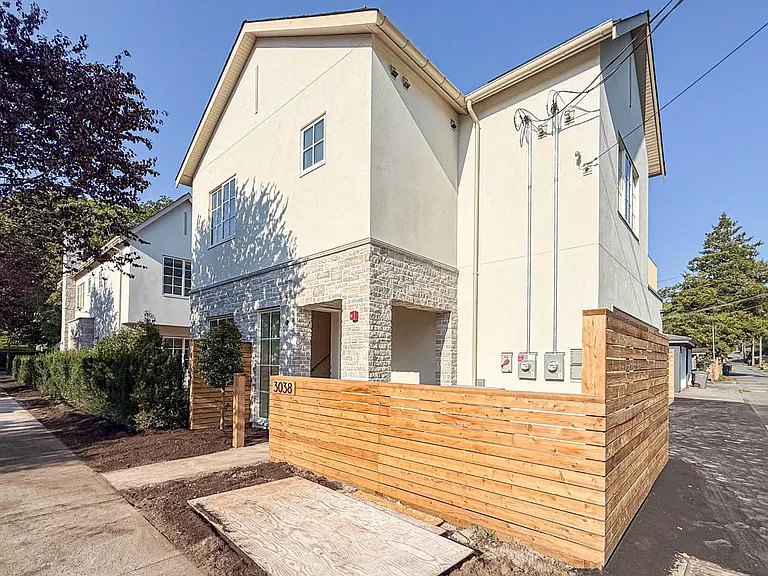 3038 Vine St — Photo 2