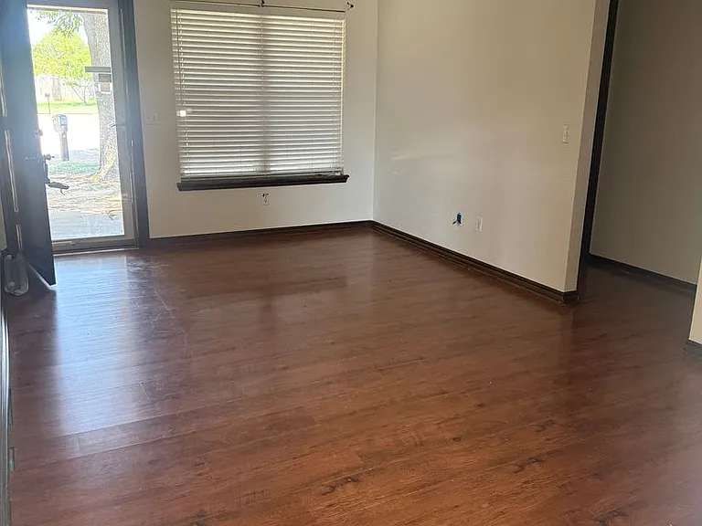 1082 Castlebury Mansion — Photo 3