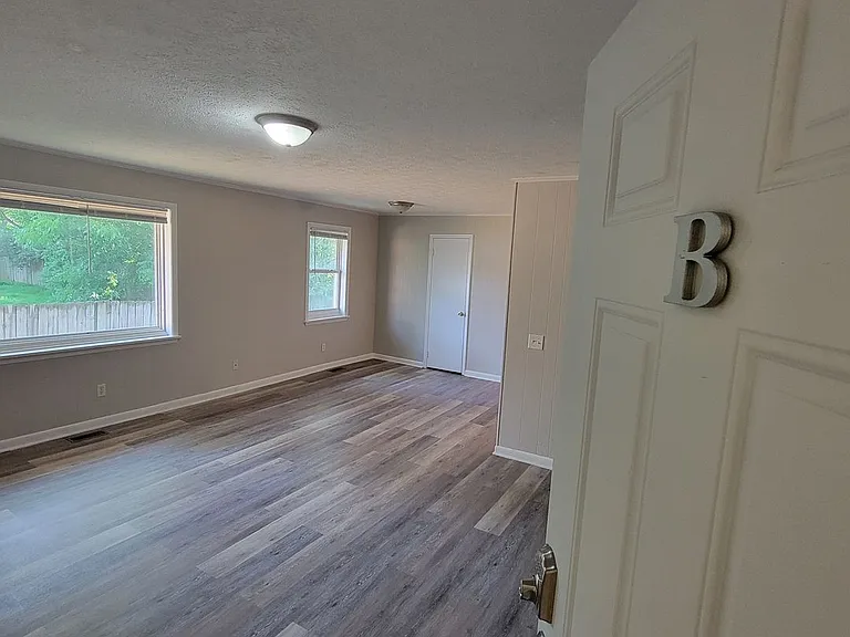 319 N Franklin Ave — Photo 2