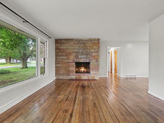 4th image of 410 Lake St