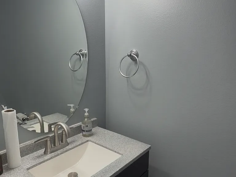 Main floor 1/2 bath