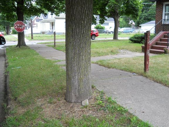 5th image of 811 Superior St