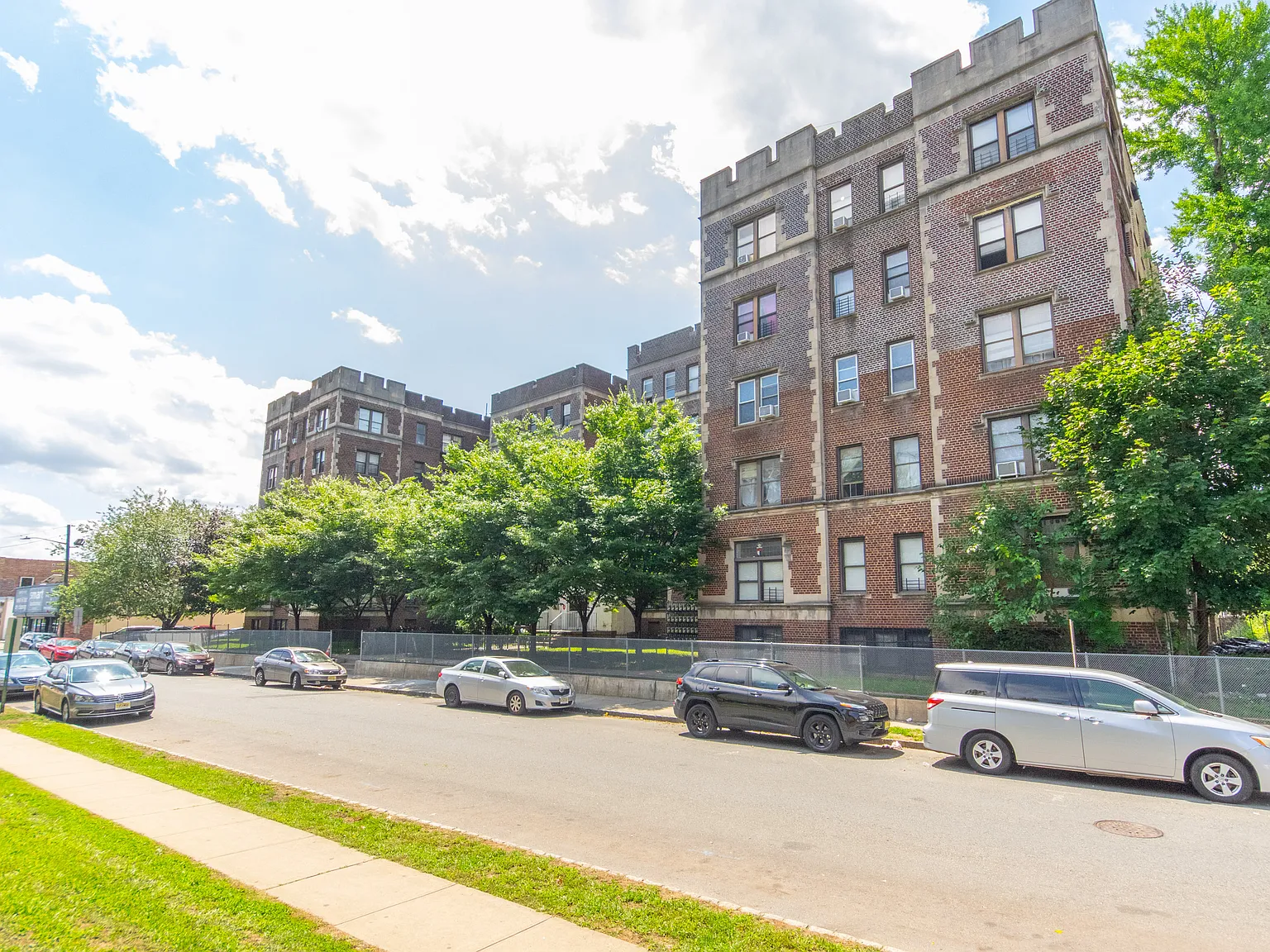 610 Salem Ave — Photo 3