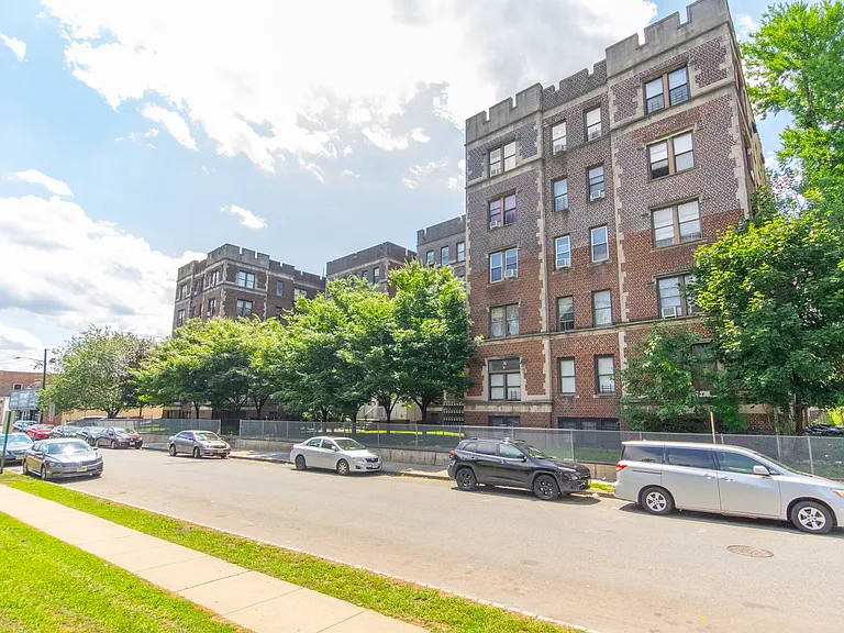 610 Salem Ave — Photo 3
