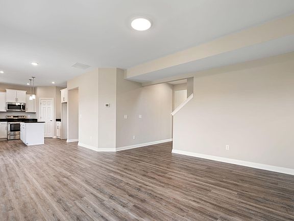 5th image of 916 Camden Ct