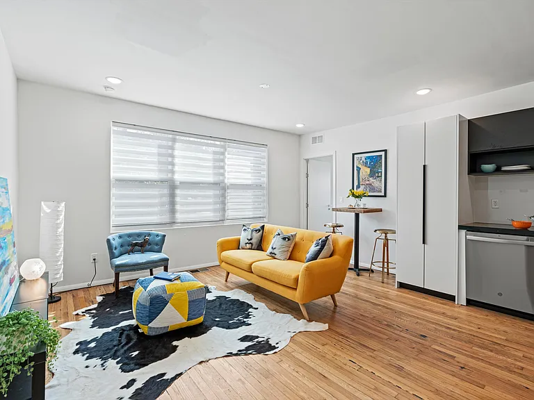 1504 Perry St #207 — Photo 2