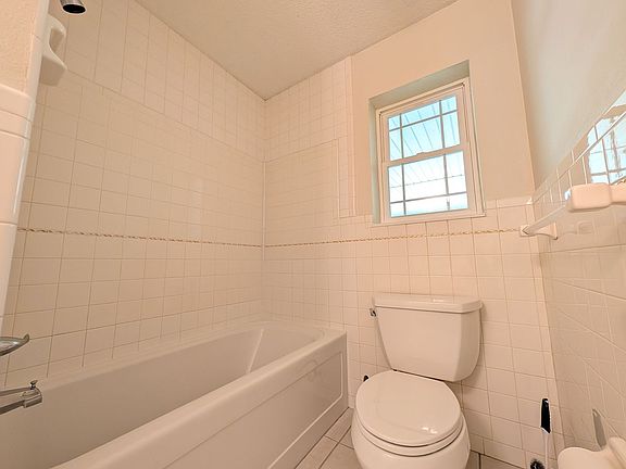 4th image of 635 Summit Dr