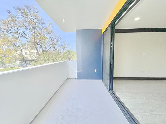 3rd image of 1110 Glenville Dr #201