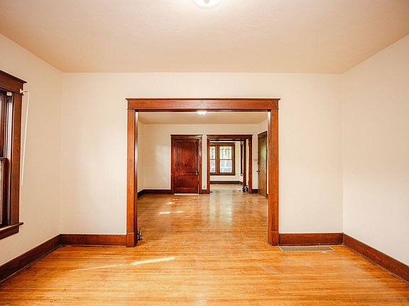 5th image of 405 Victoria Pl #2