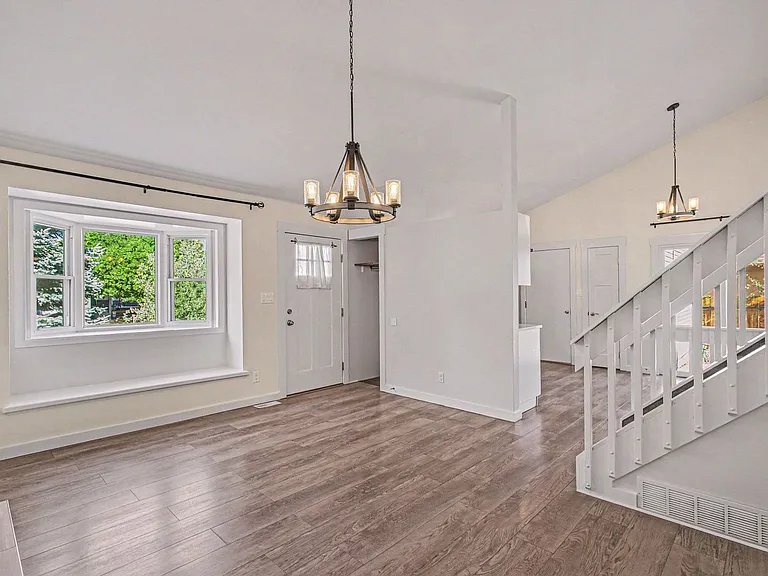 2029 Ambleside Dr — Photo 3