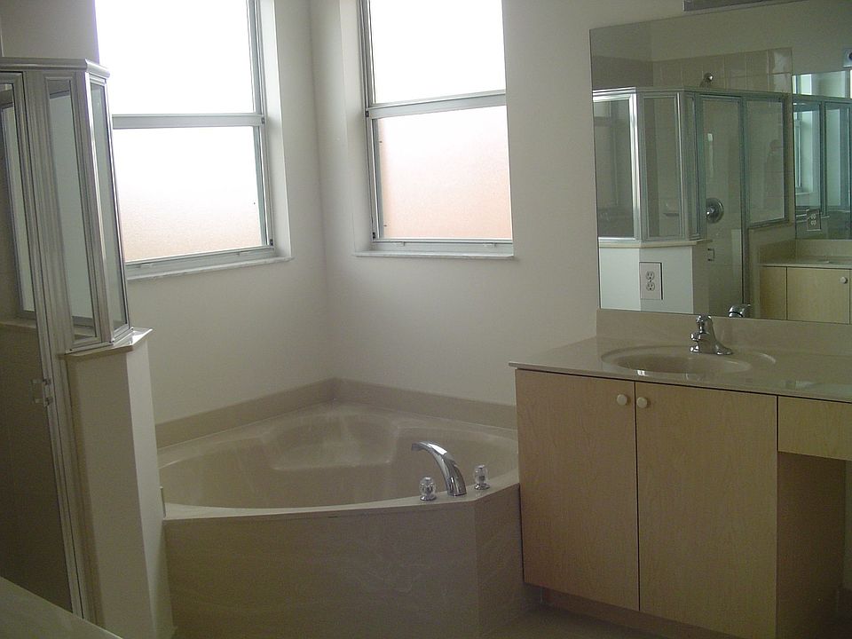 2nd image of 3924 NE 12th Dr