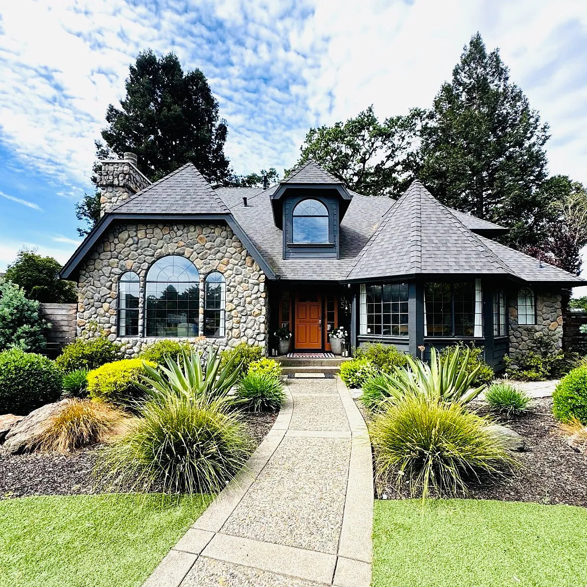 4 bed, 3000 sqft, $10,000 — Photo 1
