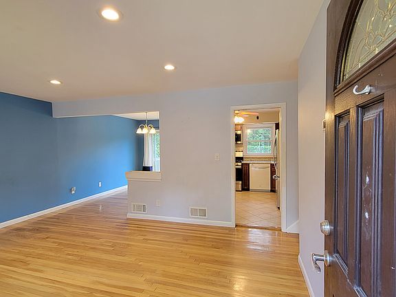 3rd image of 31 Maplewood Blvd