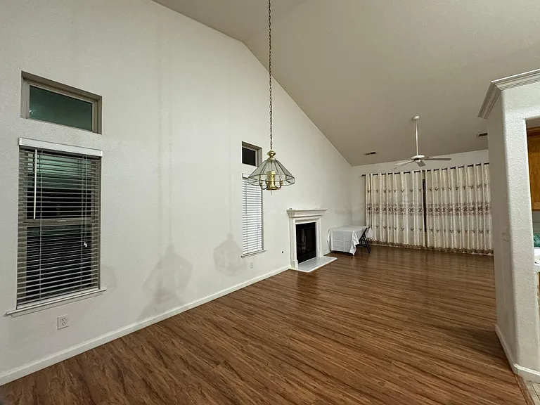 2832 E Cromwell Ave — Photo 33
