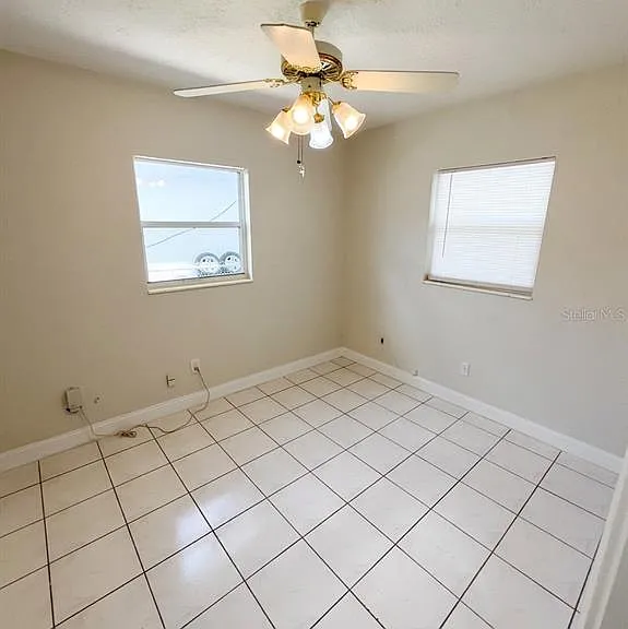 2119 W Henry Ave — Photo 18