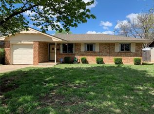 915 SW 2nd St, Moore, OK 73160