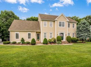 27 Camelot Dr, Shrewsbury, MA 01545
