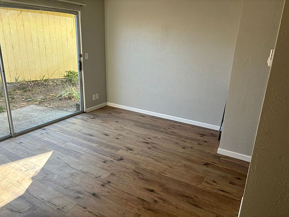 5th image of 935 NW Hobart Ave #28