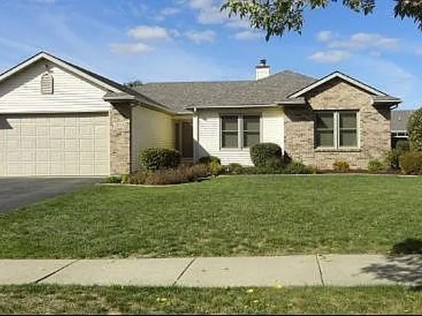 1204 Pickwick Dr, Rochelle, IL 61068