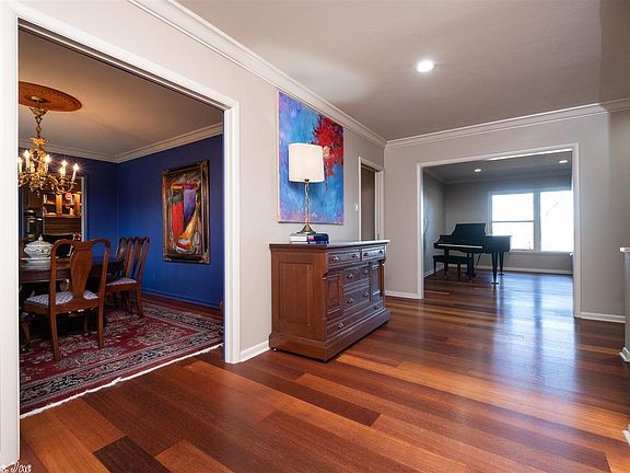 5th image of 10 River Oaks Cir
