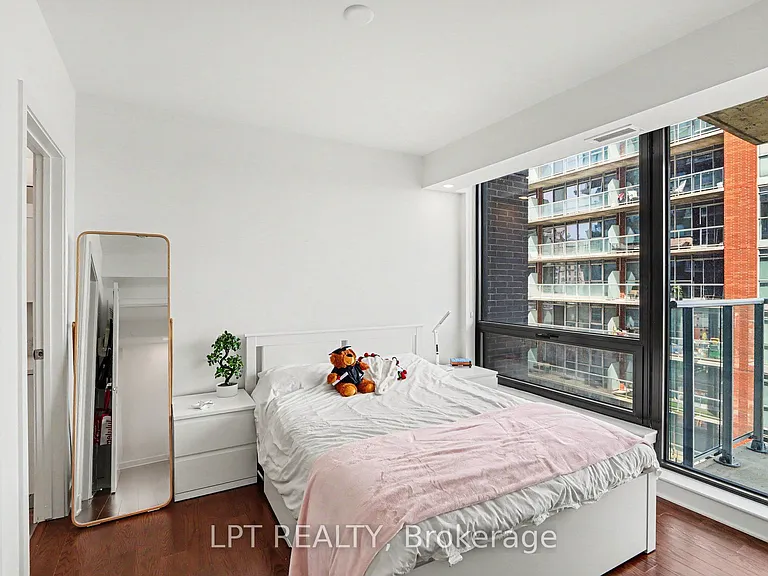 180 George St #1705 — Photo 8