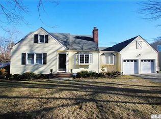 134 Hoover Pl, Centerport, NY 11721