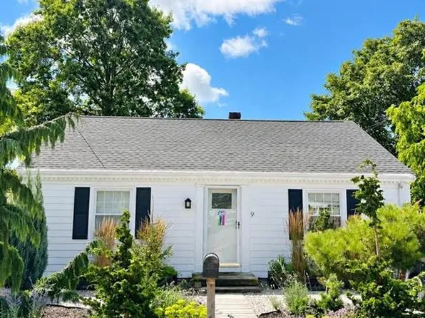 9 Loyola Ter, Newport, RI 02840