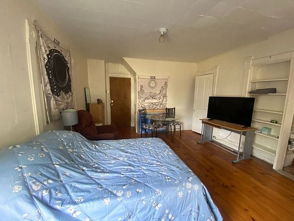 2nd image of 502 W Elm St #12
