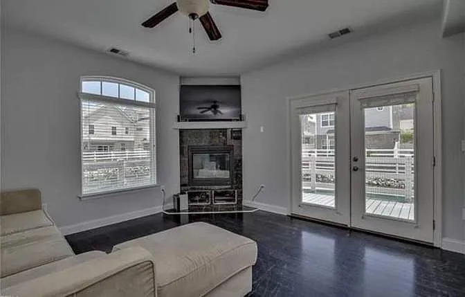 3 bed, 3.5 bath, 2193 sqft, $2,985 — Photo 2