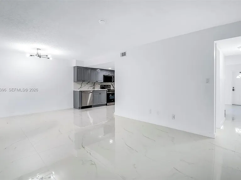 22 Canterbury Ln #22 — Photo 8