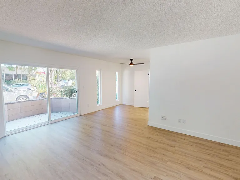 Free Rent! Beautiful & Spacious 1 Bed. Apt. In Van Nuys. — Photo 13