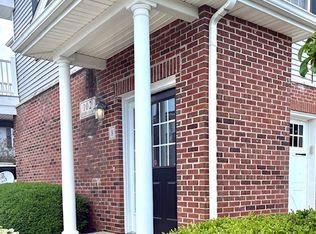 102 Essex Ln, Savoy, IL 61874