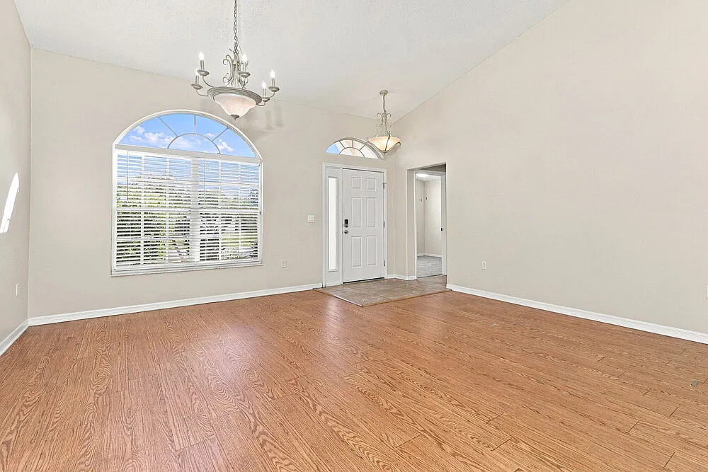 3 bed, 2.0 bath, 2034 sqft, $1,880 — Photo 4