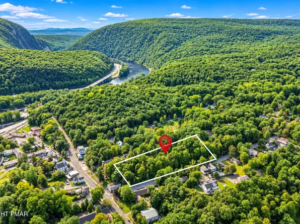 21 Shepard Ave, Delaware Water Gap, PA 18327