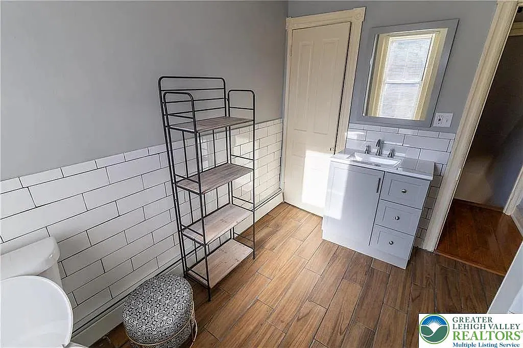 3 bed, 1.0 bath, 1134 sqft, $2,150 — Photo 4