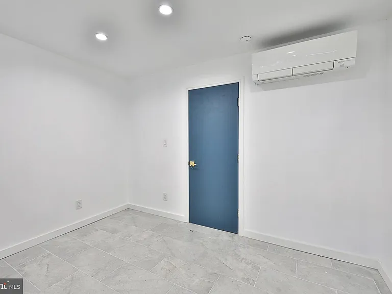 725 S 6th St — Photo 33