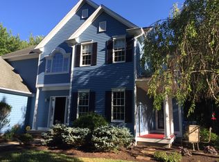 19 Prides Crossing Ln, Saunderstown, RI 02874
