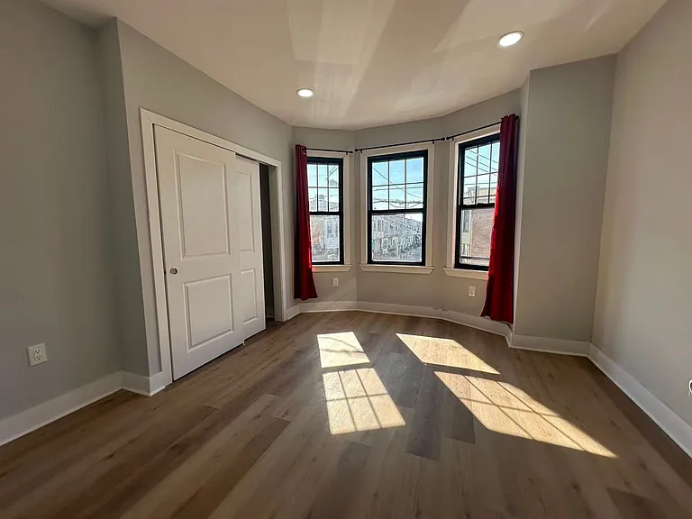 2241 Jackson St — Photo 8