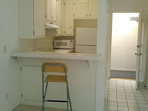 kitchen/entryway/breakfast bar