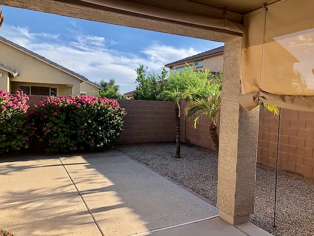 patio with sunshades