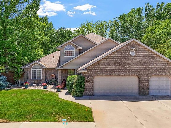 2nd image of 2545 Moonridge Dr