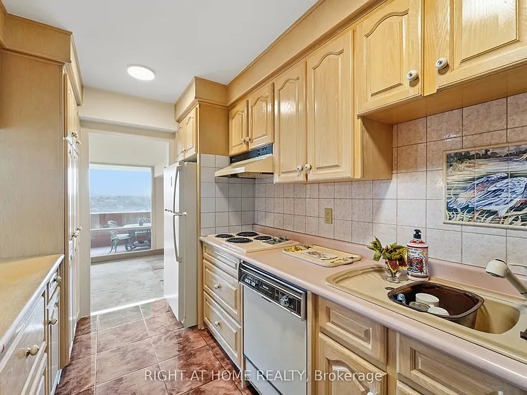 240 Scarlett Rd #2011 — Photo 8
