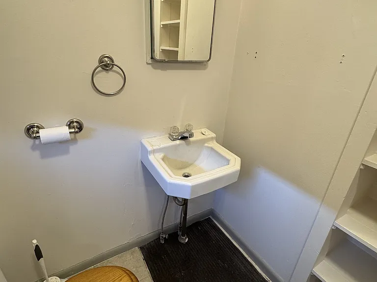 157 N 4th East St #5 — Photo 16