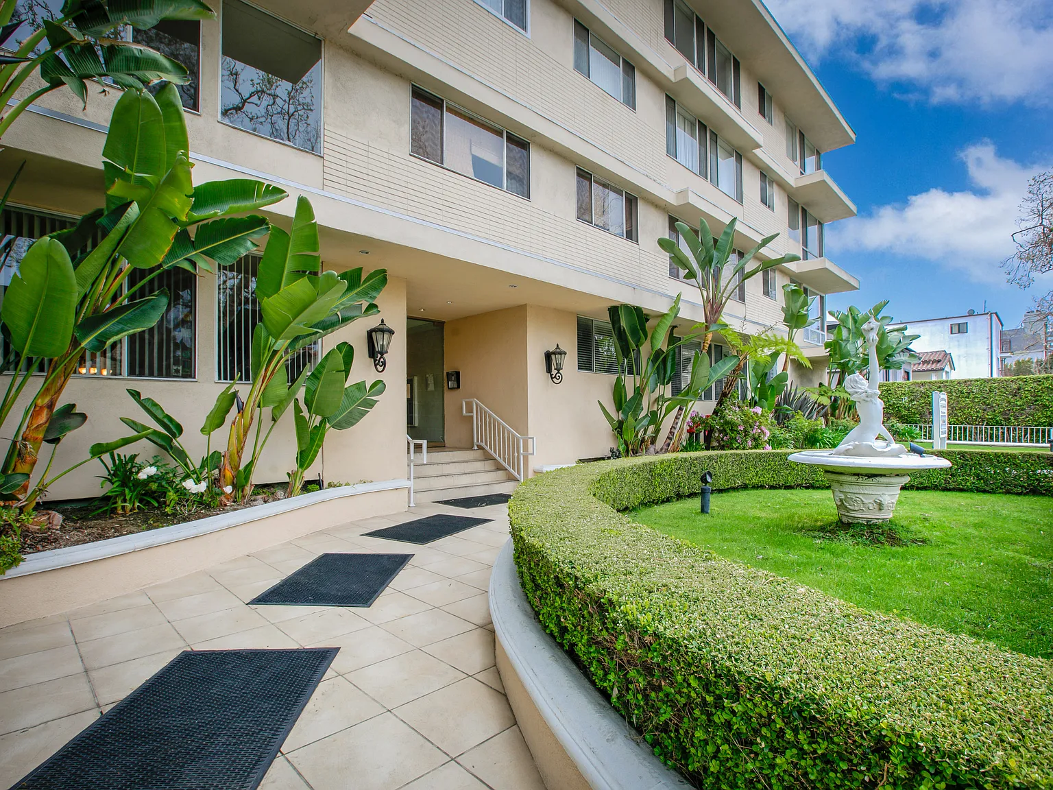 Bedford Manor — Photo 1