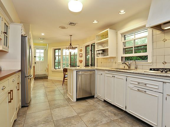 5th image of 581 Croton Ave
