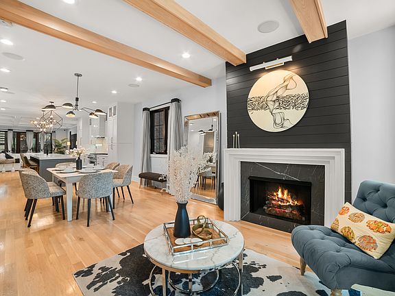3rd image of 2254 W Roscoe St #1