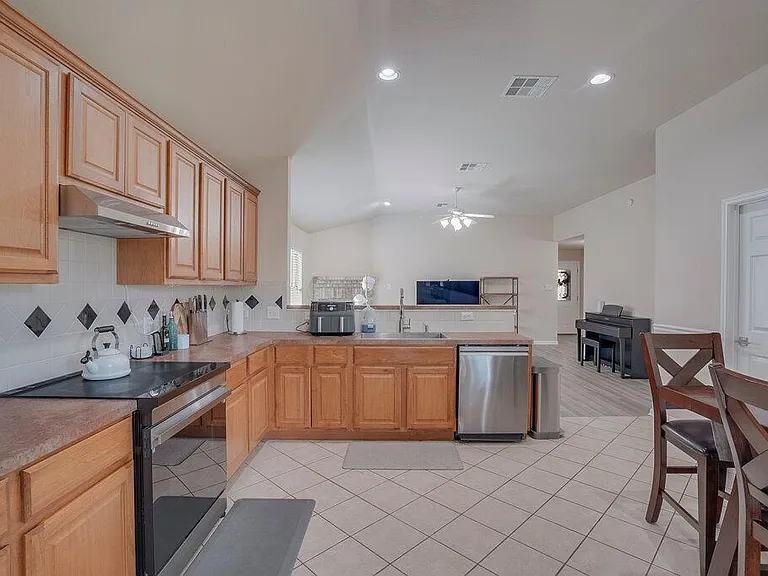 2724 Kickapoo Cavern Dr — Photo 11