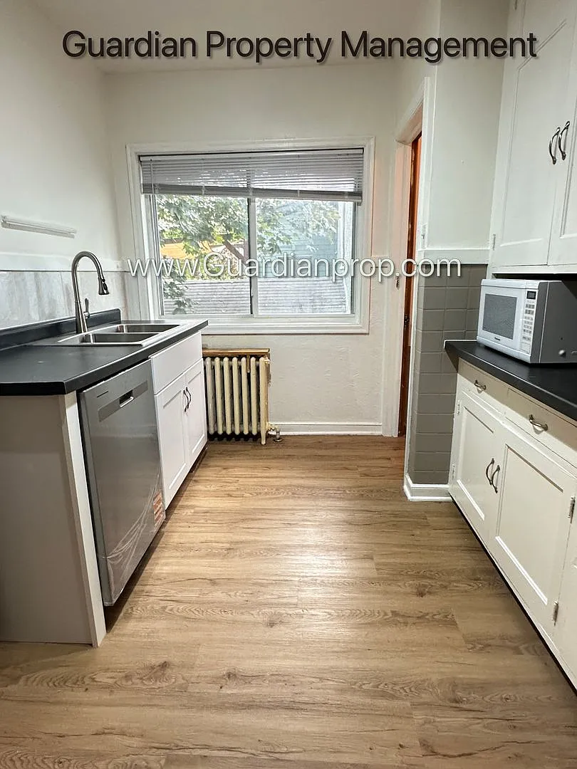 Linden Hills Side By Side, Dishwasher, Attached Garage, Washer/Dryer — Photo 4
